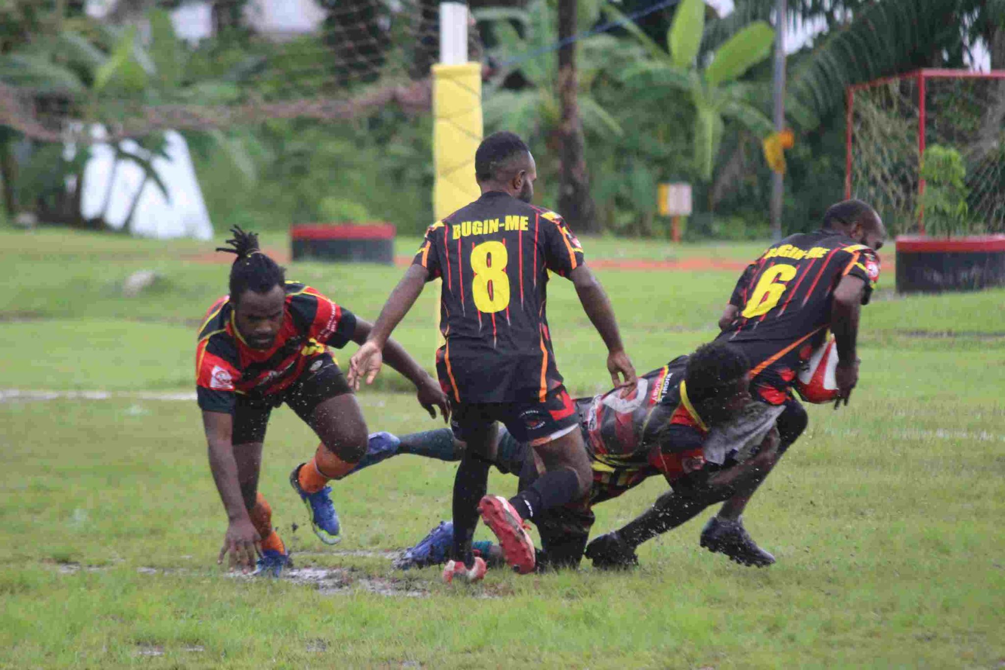 Timika Rukby Hari Pertama Turnamen Rugby, Pemain Tampil Ngotot Bela Tim Untuk Meraih ...