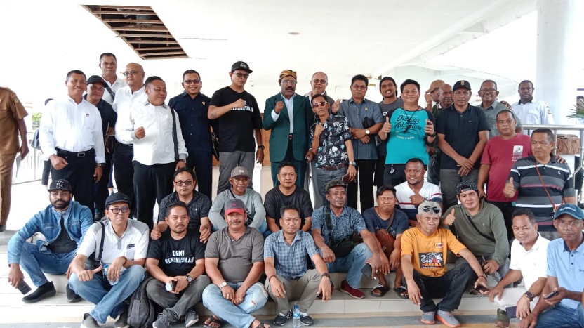 Breaking News, Aliansi Solidaritas Mobil Rental Timika Unjuk Rasa di DPRD