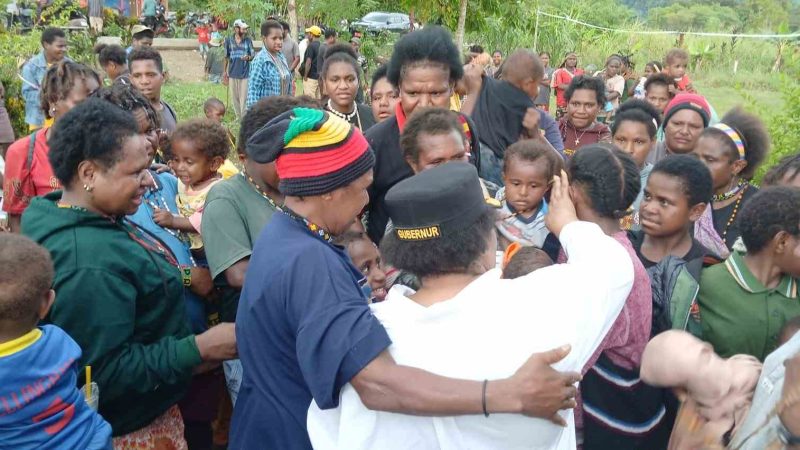 Bertemu Pengungsi di Distrik Dibida Paniai, Pj Gubernur Ribka Haluk Sedih Hingga Meteskan Air Mata