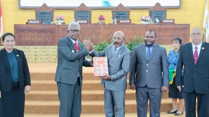Bupati Serahkan LKPJ Kepala Daerah dan Ranperda PP-APBD Tahun Anggaran 2023 Kepada DPRD Mimika