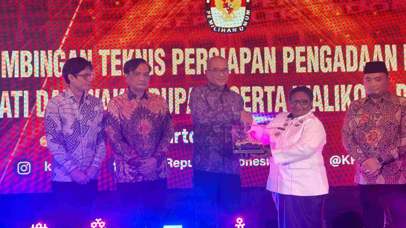 Pj Gubernur Ribka Haluk, Terima Penghargaan Dari KPU RI Yang Sukses Gelar Pilpres dan Pileg