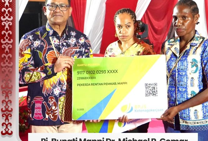 Pekerja Rentan & Kontrak di Mappi Terima Kartu Peserta Program Jaminan Sosial Ketenagakerjaan 