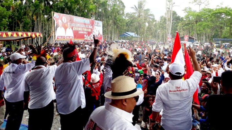 Pulang Kampung JOEL Disambut Ribuan Warga Kwamki Narama, Sepakat Bungkus Suara 