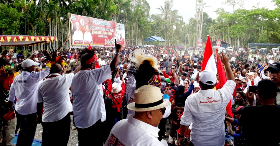 Pulang Kampung JOEL Disambut Ribuan Warga Kwamki Narama, Sepakat Bungkus Suara 
