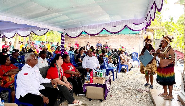 JOEL Beri Kejutan di Acara Syukuran Rumah Baru Mama Martina Natkime