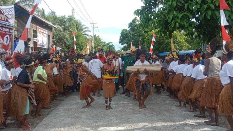 Tarian Adat Diiringi Tifa Kamoro Sambut Pasangan JOEL di Nawaripi   