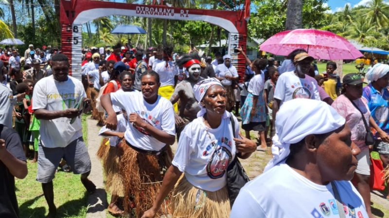 John-Emanuel Pulang Kampung, Ribuan Warga Kokonao Tumpah ke Jalan