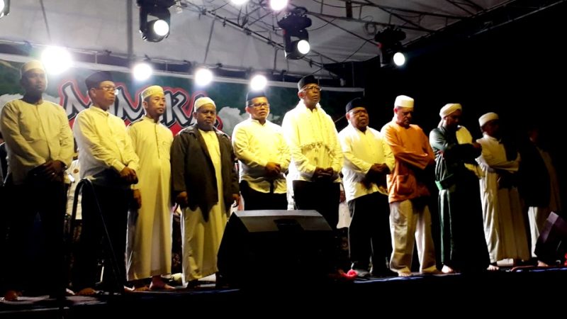 JOEL Hadiri Mimika Bersholawat dan Doa Bersama untuk Pilkada Damai, Habib Helmi Hadiahi Johannes Rettob Selempang 