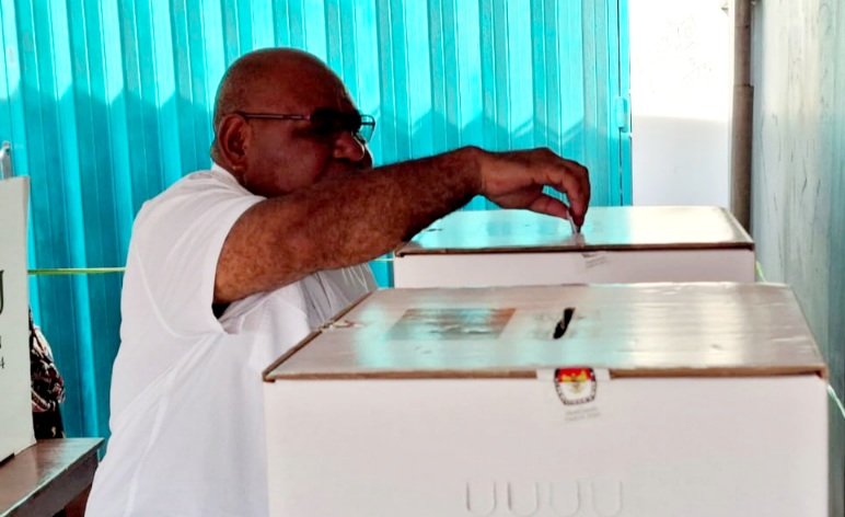 Emanuel Kemong Bersama Keluarga Lakukan Pencoblosan di TPS 06