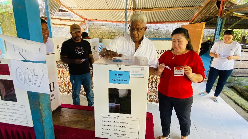 Johannes Rettob dan Keluarga Lakukan Pencoblosan di TPS 7 Pasar Sentral Timika