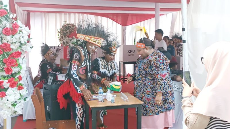 Ketua KPU Papua Tengah, Jennifer Darling Tabuni Resmi Salurkan Hak Suaranya