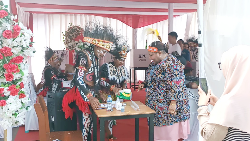Ketua KPU Papua Tengah, Jennifer Darling Tabuni Resmi Salurkan Hak Suaranya