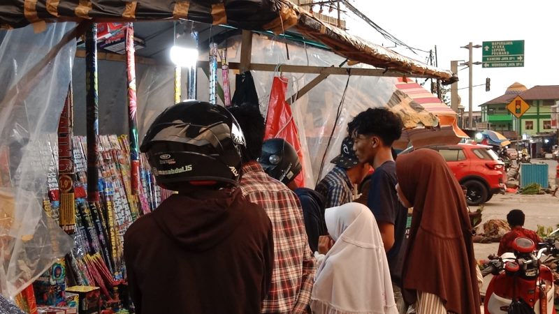 Jelang Pergantian Tahun, Warga Antusias Beli Petasan 