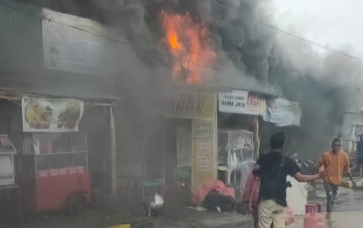 Deretan Kios Semi Permanen di Jalan Yos Sudarso dilahap Sijago Merah