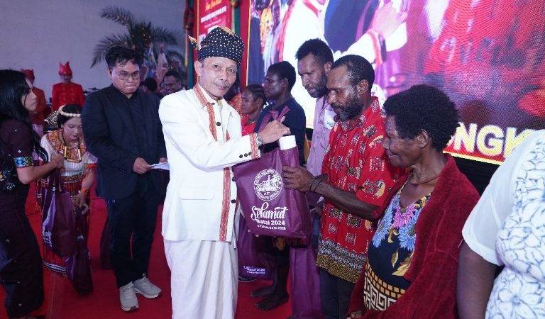 Natal IKT Mimika 2024, Pdt Elvis Saladan: Tongkonan Adalah Ibu, Mari Jaga Kebersamaan