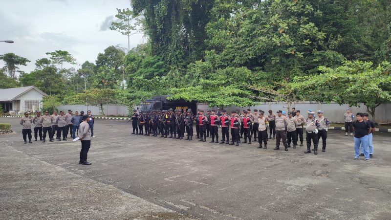 Ratusan Personil Polri Amankan Pelantikan DPRK Mimika