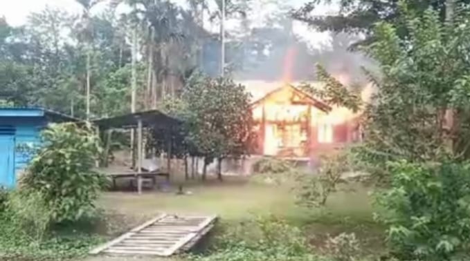 Satu Unit Rumah di Agimuga Hangus Terbakar, Anggota DPRK Mimika, Anton Alom Berikan Bantuan 