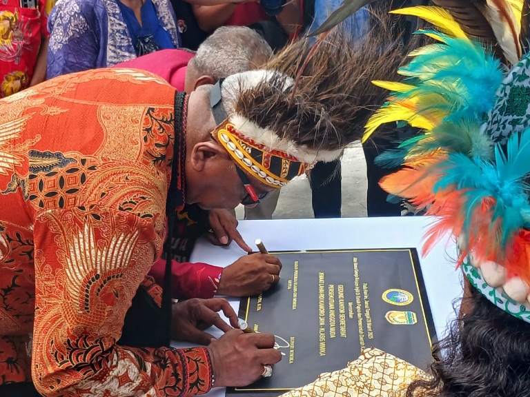 Ini Pesan Bupati John Rettob saat Meresmikan Gedung Sekretariat PAM GKI Lahai-Roi Kamoro Jaya 