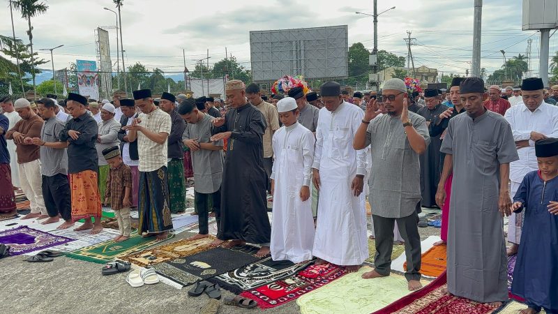 Ribuan Umat Muslim di Mimika Laksanakan Salat Id 1446 H di Pelataran Gedung ENY