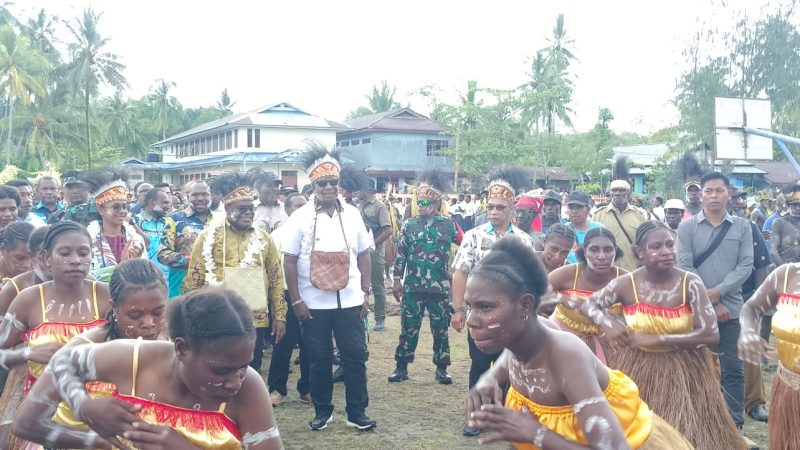 Gubernur Papua Tengah Kunjungi SMP YPPK Lecocq d’Armanville di Kota Tua Kokonao