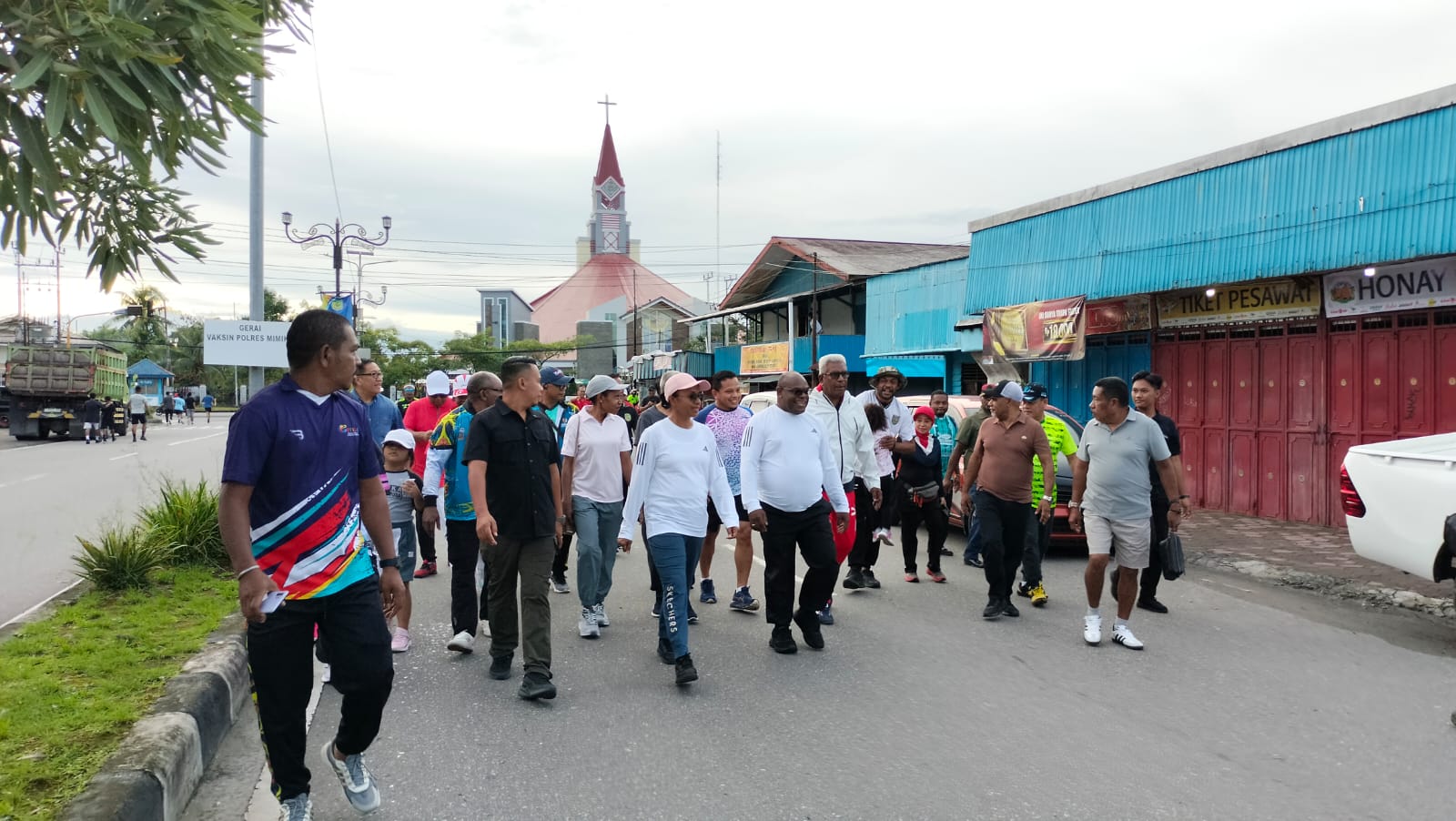 Gubernur Meki Nawipa Ramaikan Car Free Day di Mimika