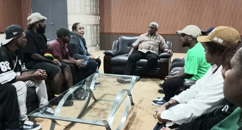 Tiba di Timika, Bupati Mimika Bertemu Langsung Dengan Puluhan Pekerja yang Ditelantarkan PT HAL