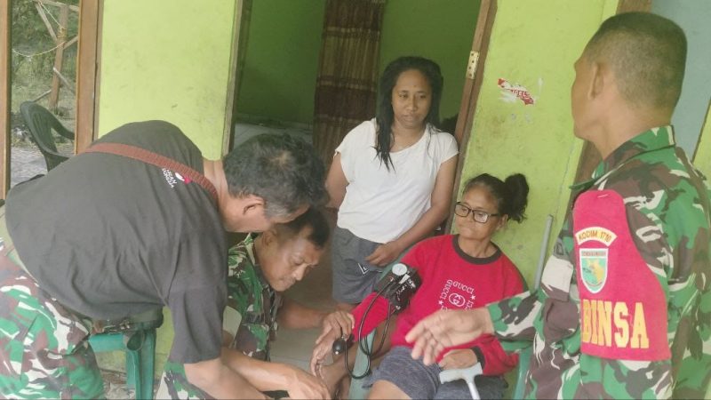 Tim Kesehatan Satgas TMMD Kodim 1710/Mimika Periksa Kesehatan Warga