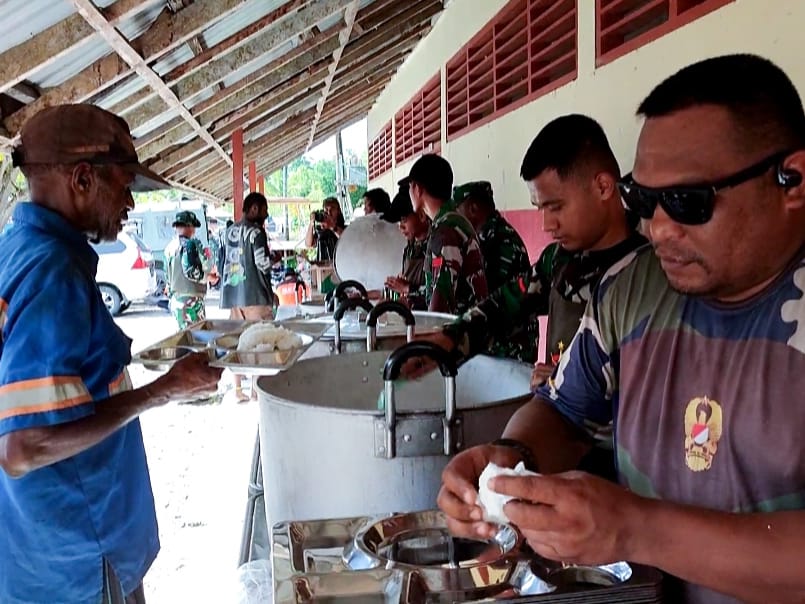 Satgas TMMD Kembali Buka Dapur Lapangan untuk Warga