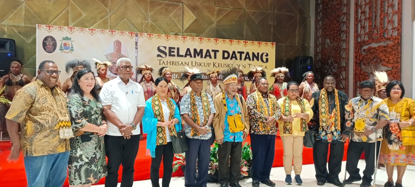 Kedatangan 16 Uskup dari Berbagai Wilayah di Indonesia, Disambut Langsung Bupati, Wakil Bupati dan Sekda di Bandara Mozes Kilangin