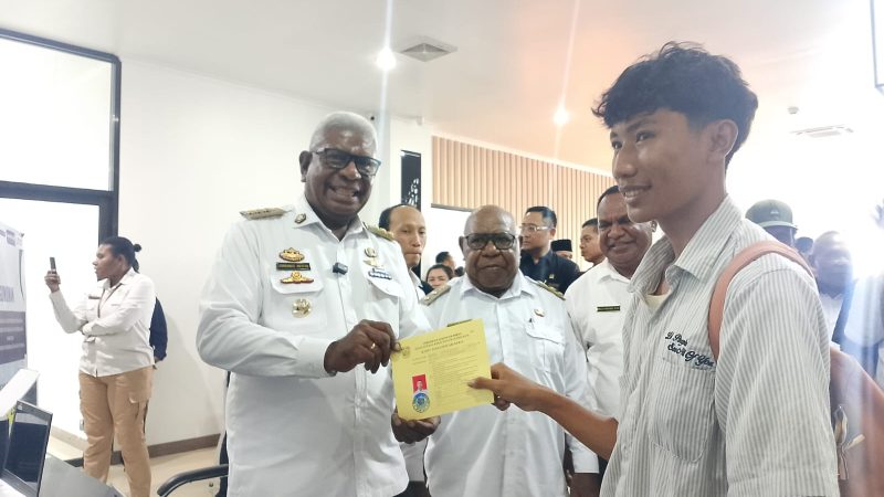 Bupati dan Wabup Mimika Kunjungi Stand Pelayanan Usai Diresmikan