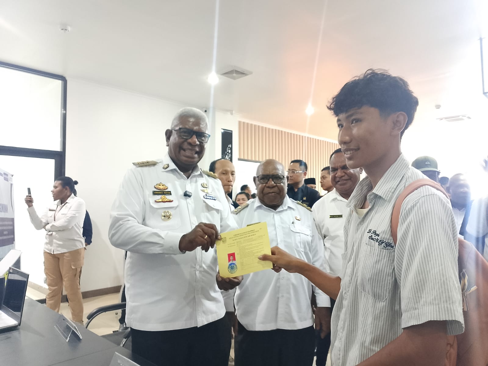 Bupati dan Wabup Mimika Kunjungi Stand Pelayanan Usai Diresmikan