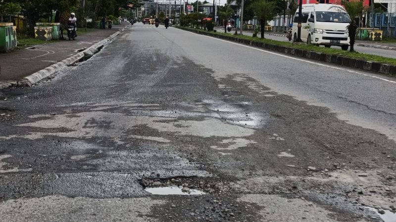 Warga Keluhkan Jalan Rusak dan Berlubang, Minta Pemerintah Segera Perbaiki