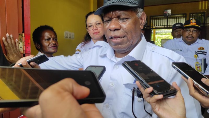 Warga Keluhkan Jalan Rusak, Sekda Mimika Sampaikan Permintaan Maaf