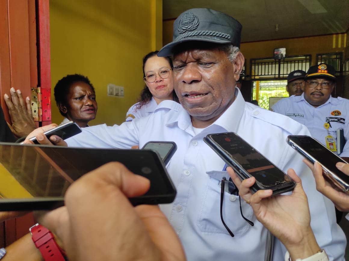 Warga Keluhkan Jalan Rusak, Sekda Mimika Sampaikan Permintaan Maaf