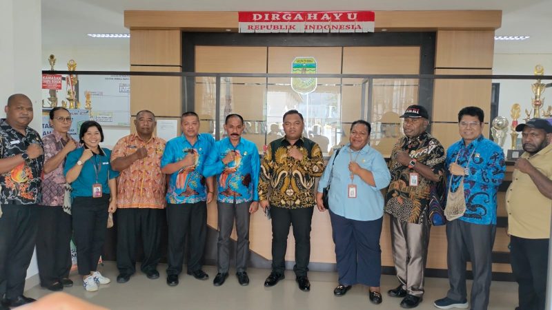 Komisi I DPRK Mimika Apresiasi Program Bank Sampah dari Distrik Miru