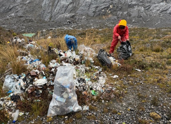 Karyawan Freeport Indonesia Bersihkan Sampah di Jalur  Pendakian Carstensz