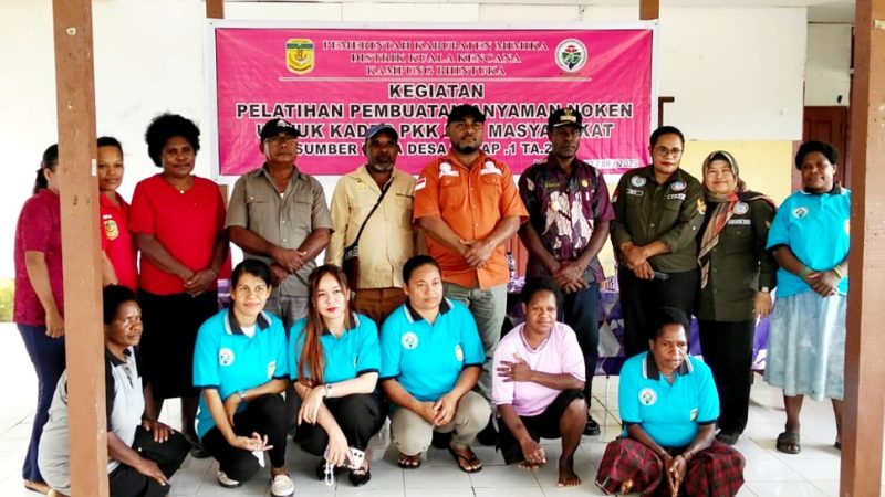 Pemkamp Bhintuka Adakan Pelatihan Merajut Noken Bagi Pengurus PKK dan Masyarakat