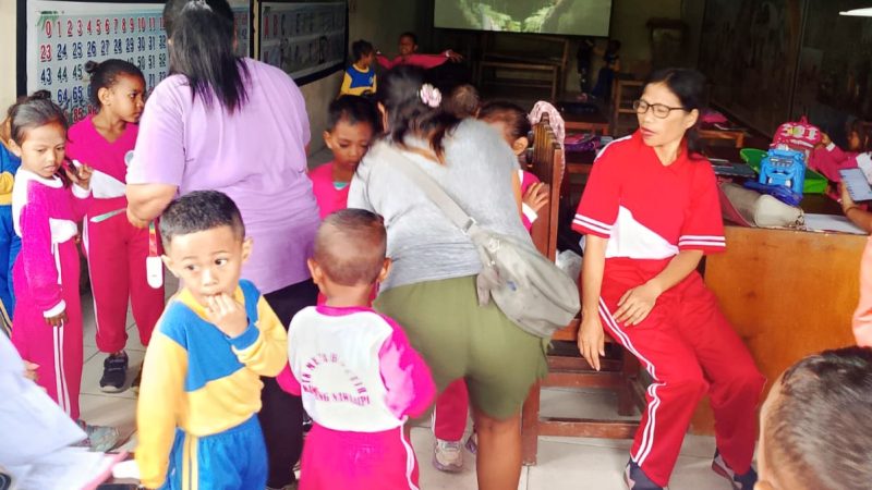 PKK dan Kader Posyandu Beri Makanan Tambahan Bagi Balita Anak PAID/TK