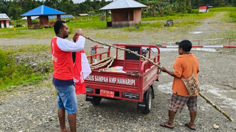 Aparat Kampung Nawaripi Bersama RT Pasang Bendera dati Jalan Anggrek Hingga Lokasi Wisata  Mile 21
