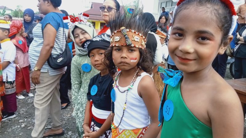 Semarak Fashion Show Sambut HUT ke-80 RI, SD Inpres Timika IV Kenakan Baju Adat Nusantara 