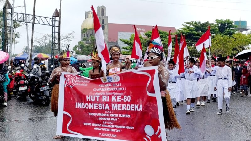 Meski Diguyur Hujan, Ratusan Pelajar di Mimika Antusias Ikuti Karnaval Budaya