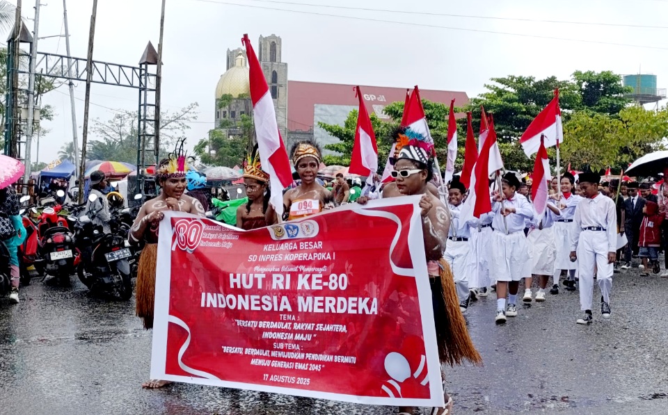 Meski Diguyur Hujan, Ratusan Pelajar di Mimika Antusias Ikuti Karnaval Budaya
