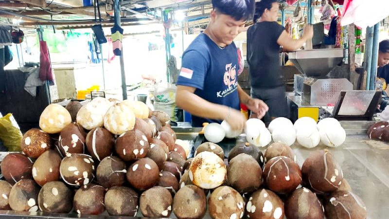 Harga Kelapa Melonjak, Omzet Pedagang Menurun?