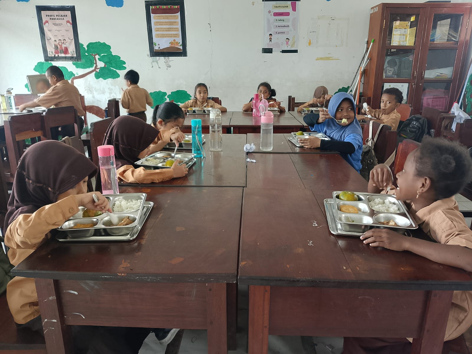 Makan Bergizi Gratis, Siswa-siswi SD Inpres Timika IV Sambut Antusias
