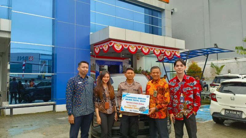 BRI Cabang Timika Serahkan Hadiah Pemenang BRImo FSTVL 2024, Satu Unit Mobil dan 5 Gram Emas