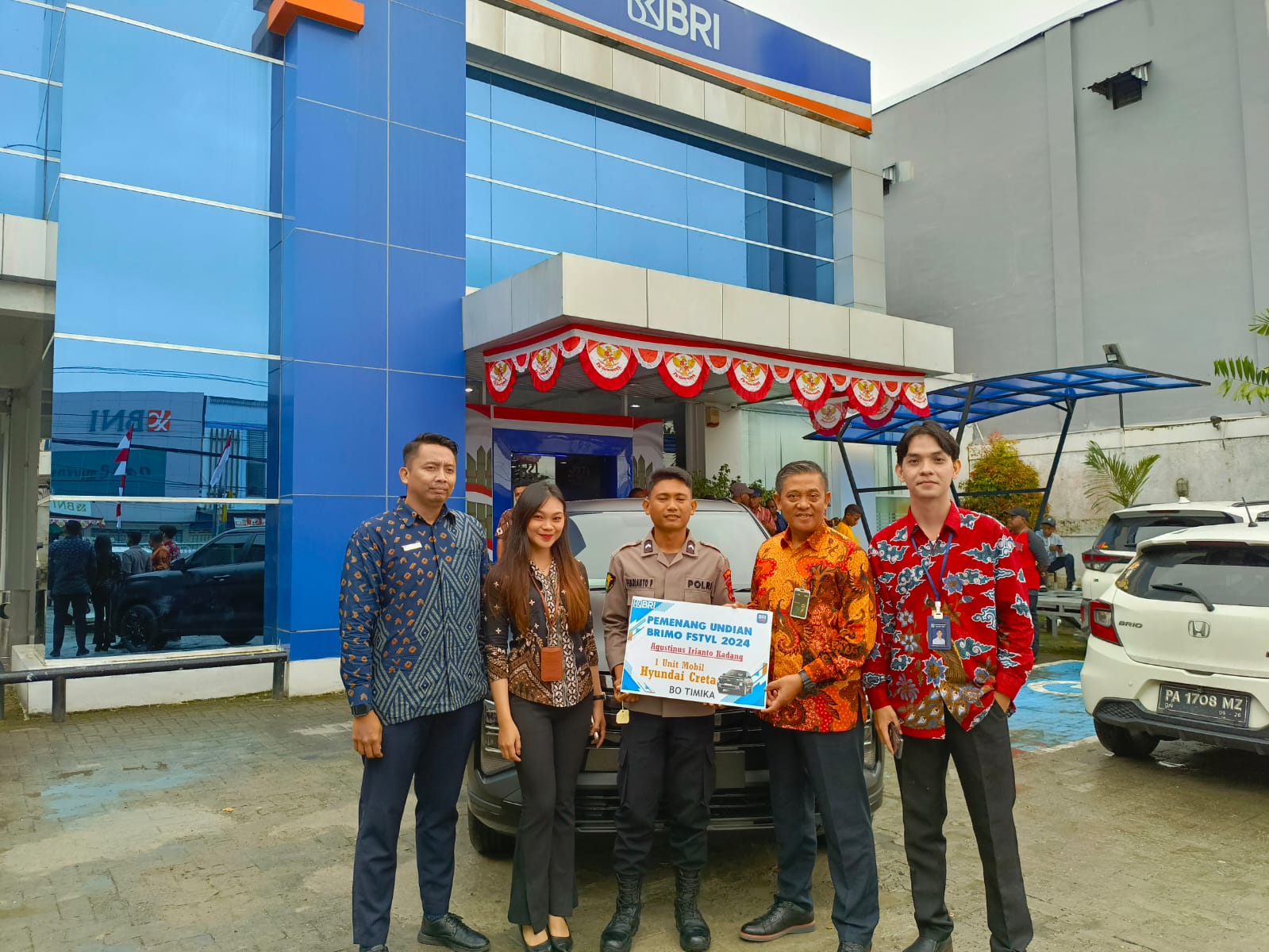 BRI Cabang Timika Serahkan Hadiah Pemenang BRImo FSTVL 2024, Satu Unit Mobil dan 5 Gram Emas