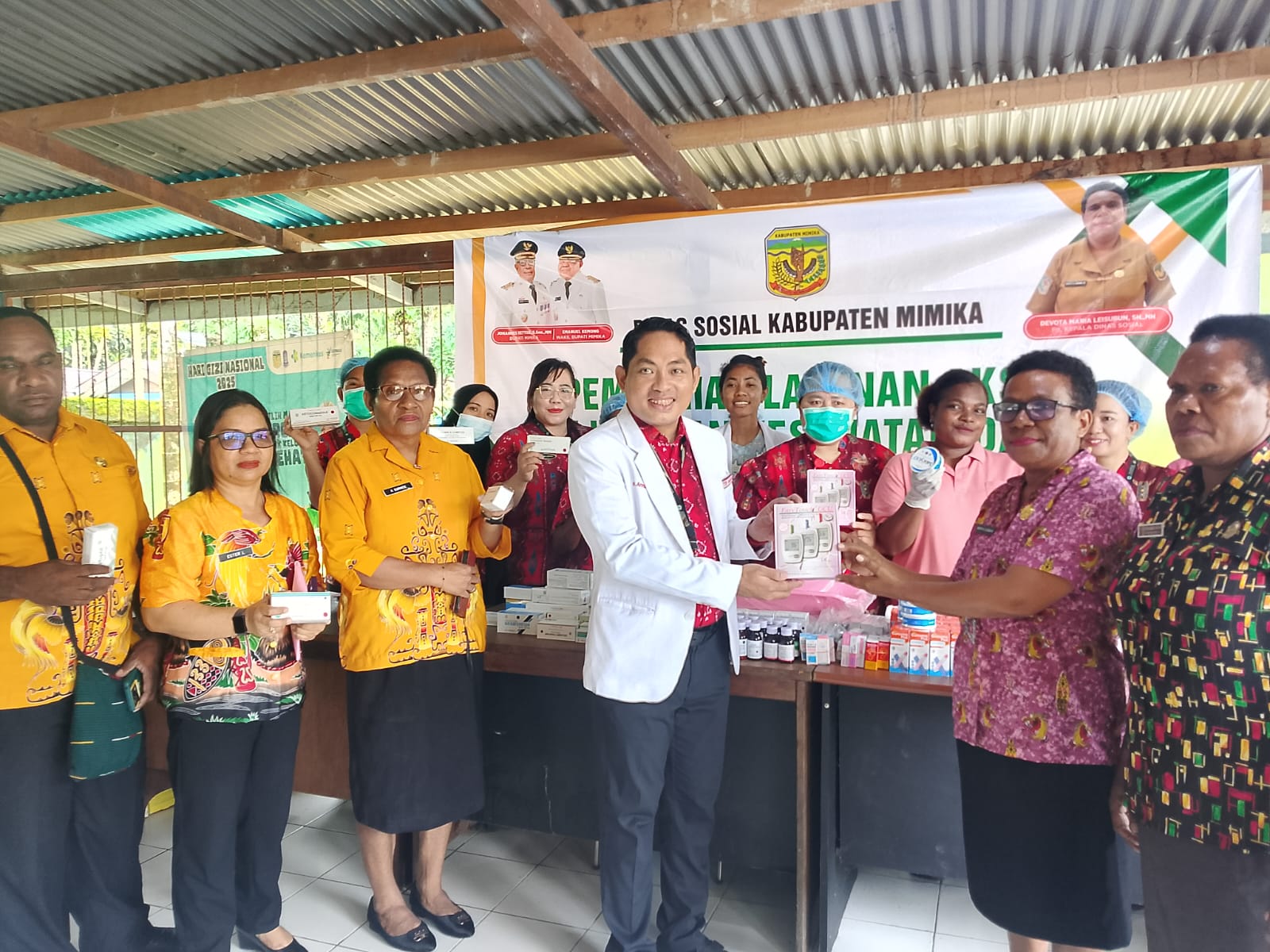 Sentuhan Nyata Pemerintah: Dinsos Mimika serahkan Alkes Untuk Warga Kwamki