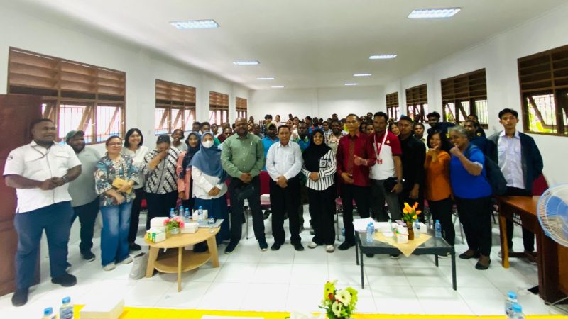 Beri Kuliah Umum Mahasiswa UTI, Ketua Pengurus YPMAK Komitmen Bangun SDM Mimika Bersinergi