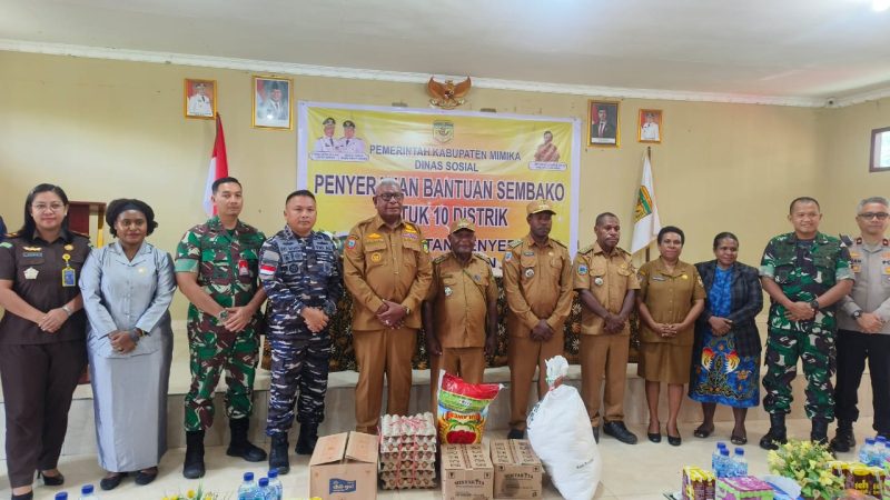 Bupati Mimika Serahkan Bantuan Sembako Kepada 10 Distrik di Mimika