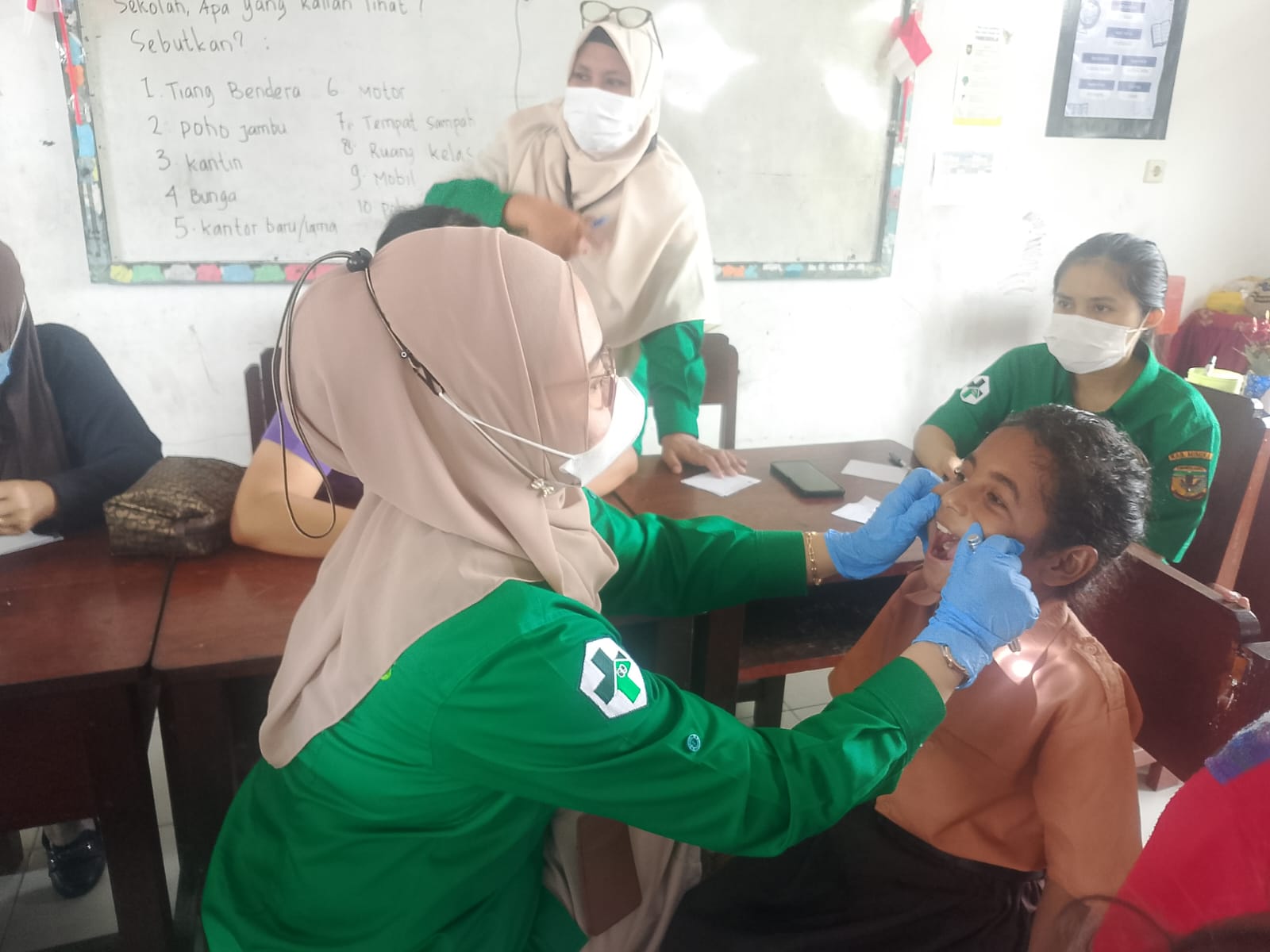 Sambangi SD Inpres Timika IV, Puskesmas Wania Lakukan Pemeriksaan Kesehatan dan Imunisasi